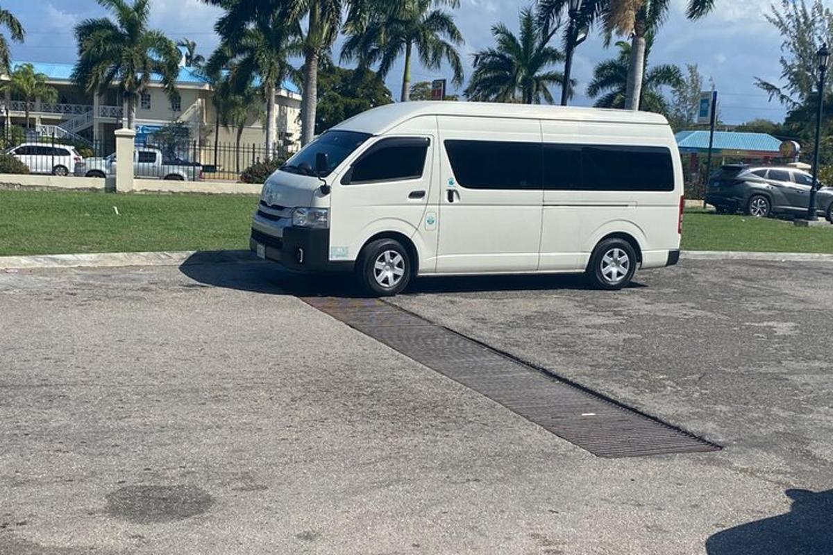 bel kombi parkiran na parkirišču