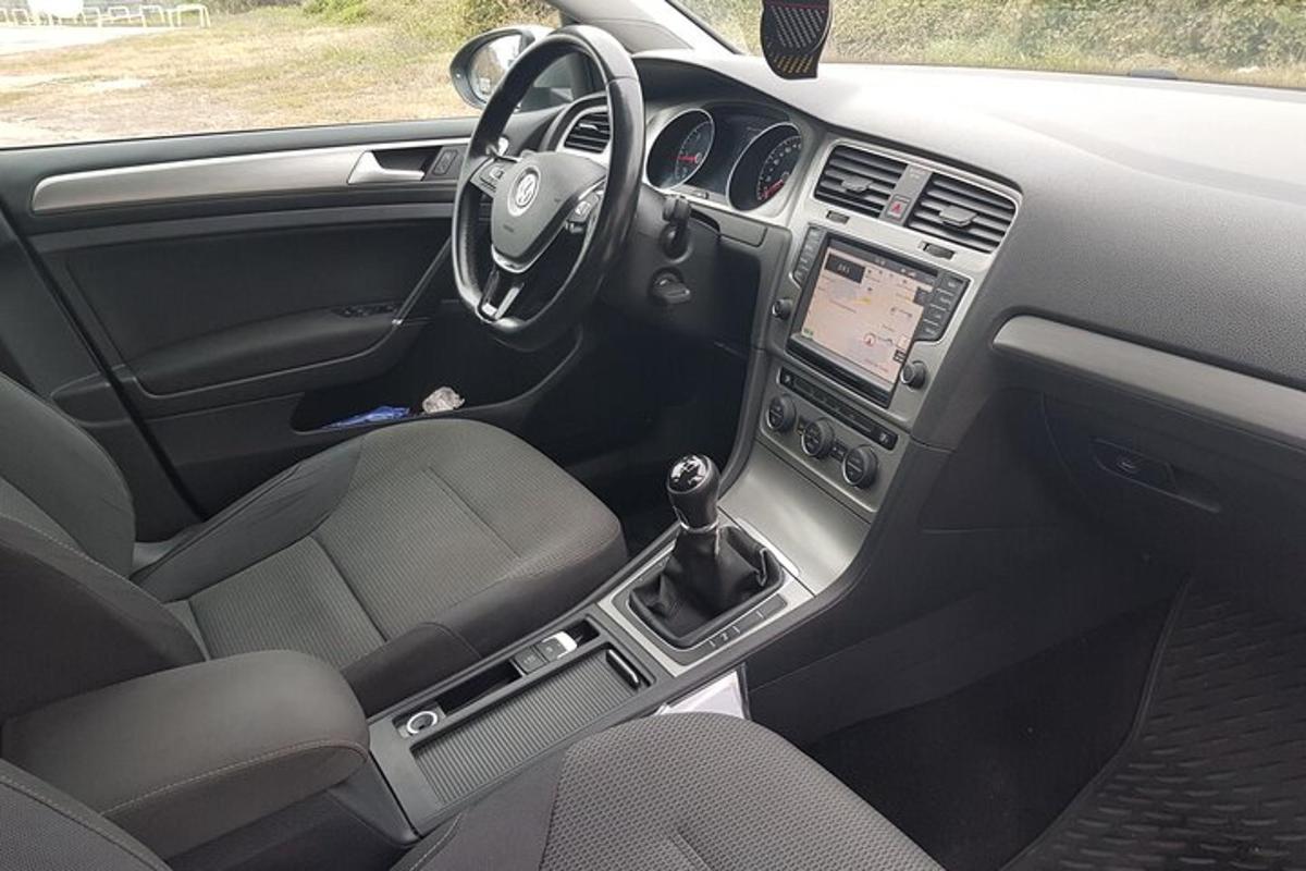 una vista del cruscotto di un'auto