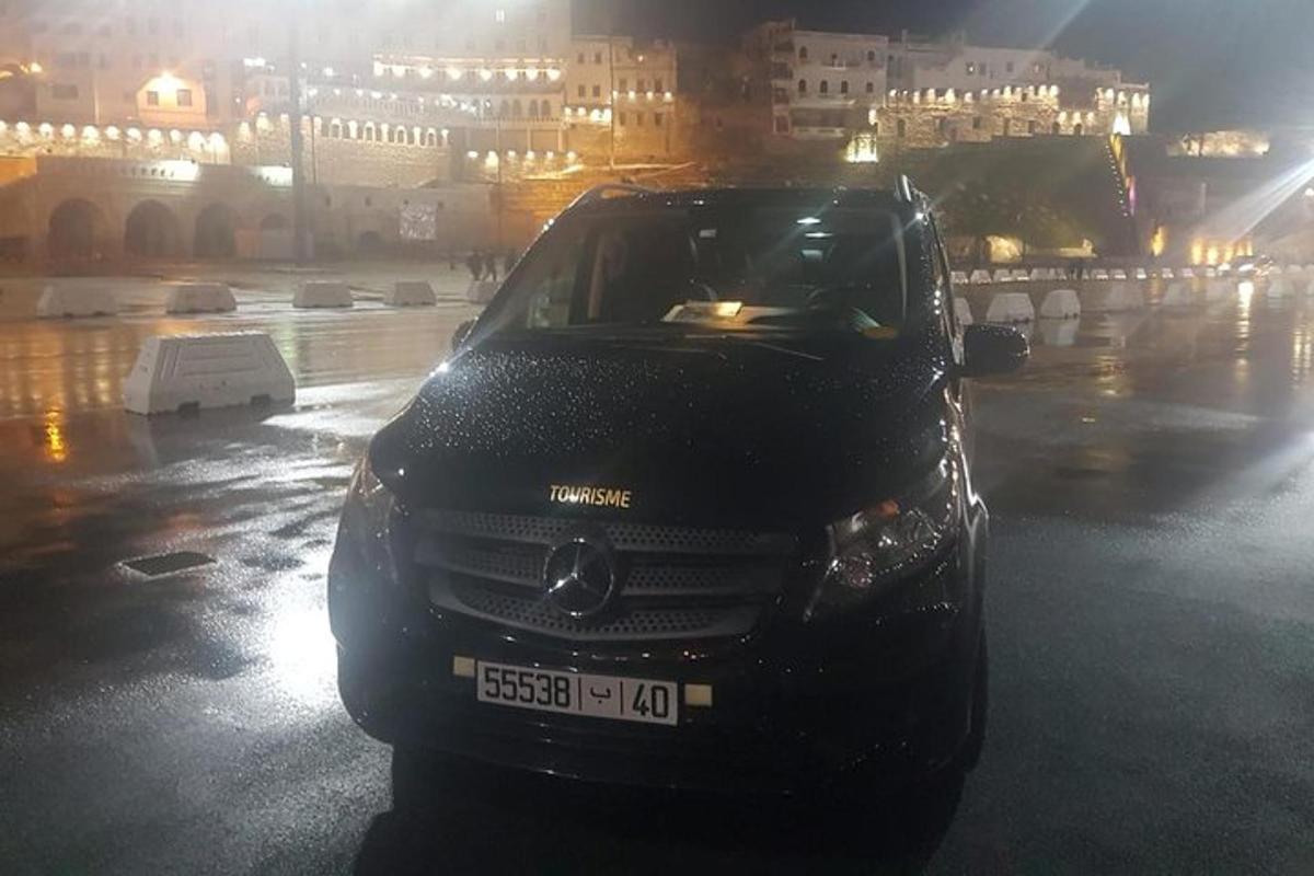 černé auto zaparkované na parkovišti v noci