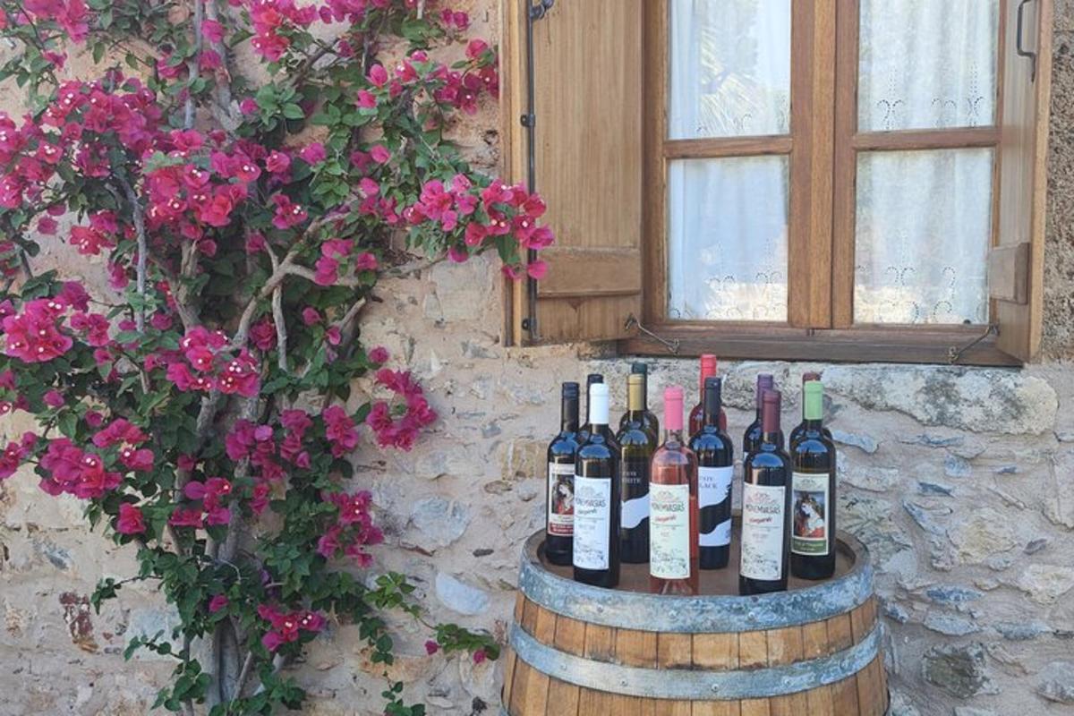 um monte de garrafas de vinho em um barril próximo a uma janela