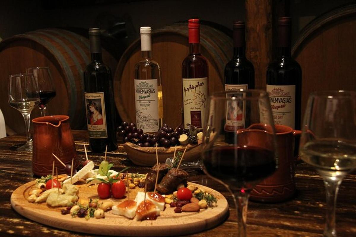 uma mesa com garrafas de vinho e um prato de comida