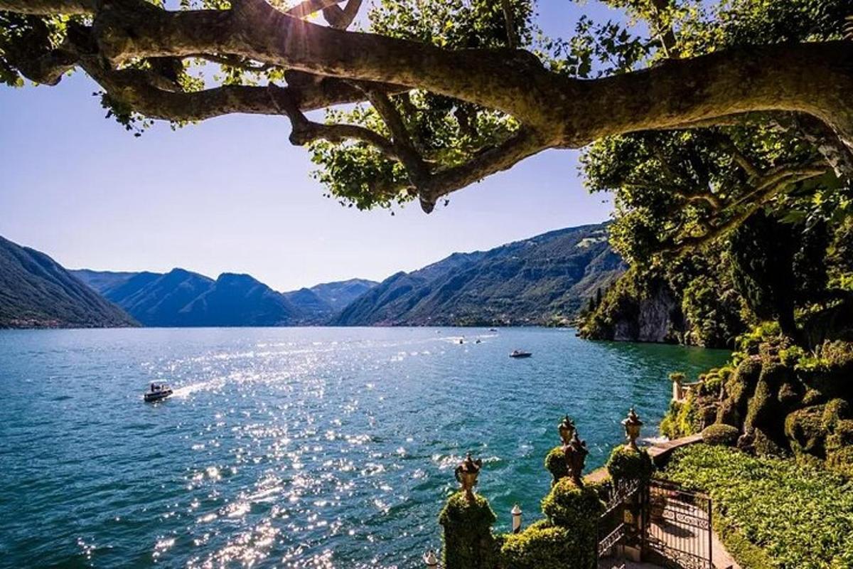 Una vista de un lago con barcos en el agua.