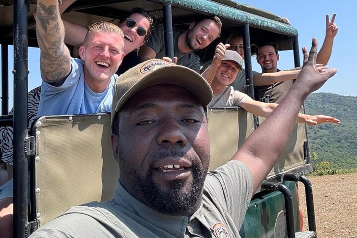 sekumpulan orang yang menaiki kenderaan safari