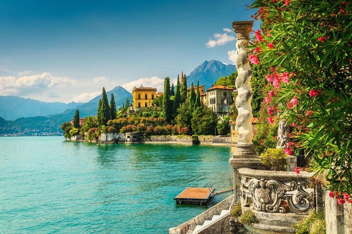 Una vista de un cuerpo de agua con edificios y flores.