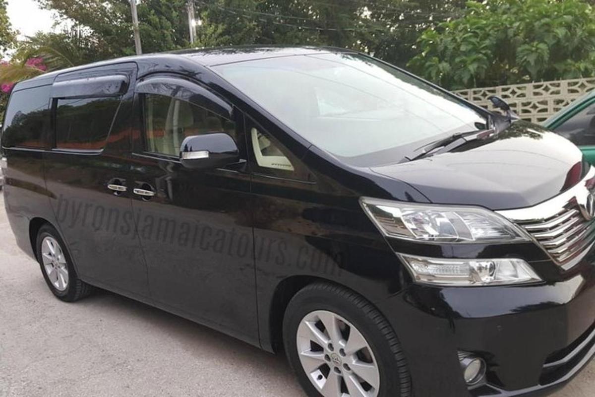 sebuah van hitam diletakkan di tempat letak kereta