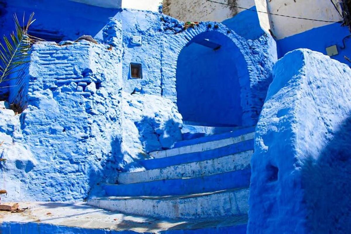 um conjunto de escadas azuis pintadas de azul