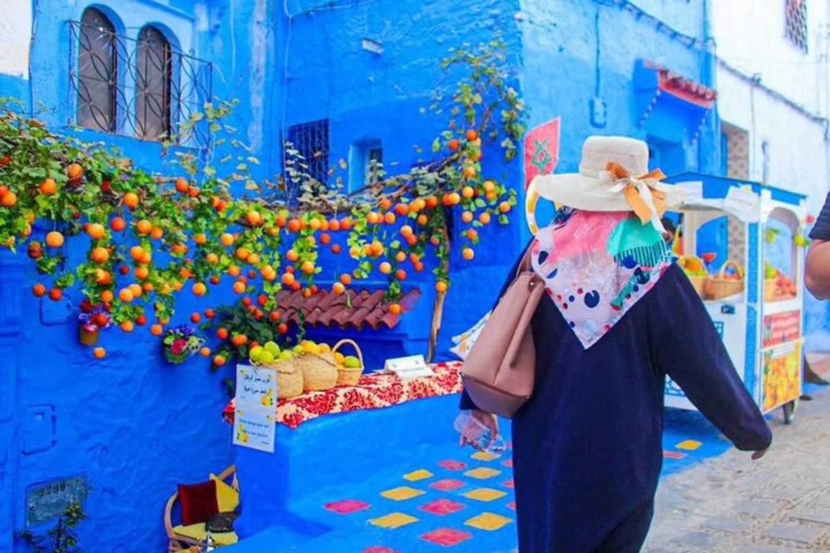uma mulher está parada em frente a um prédio azul