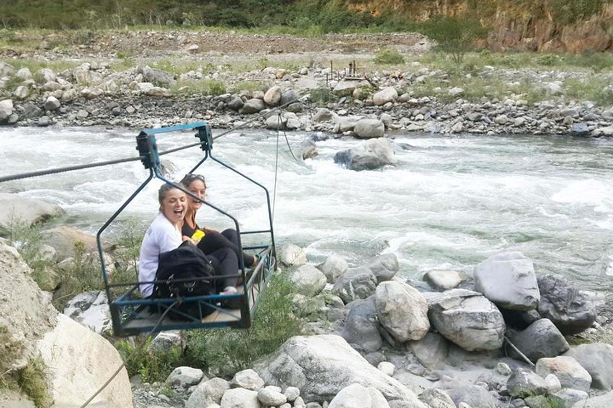 dva človeka sedita na gugalnici nad reko