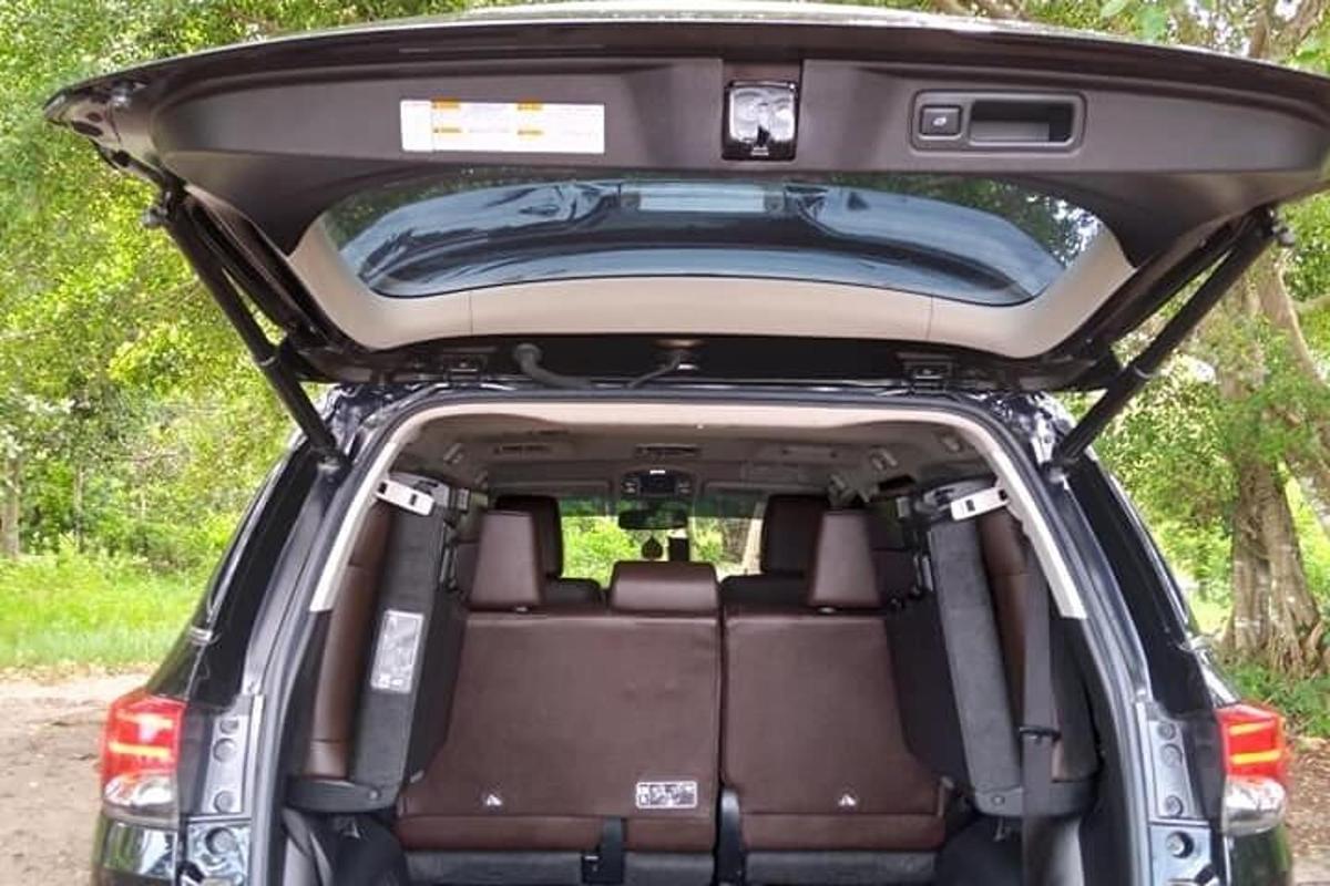 sebuah batang kereta dengan batangnya terbuka