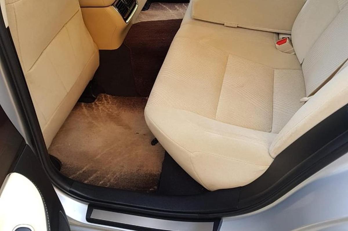 tempat duduk belakang kereta dengan lantai yang kotor