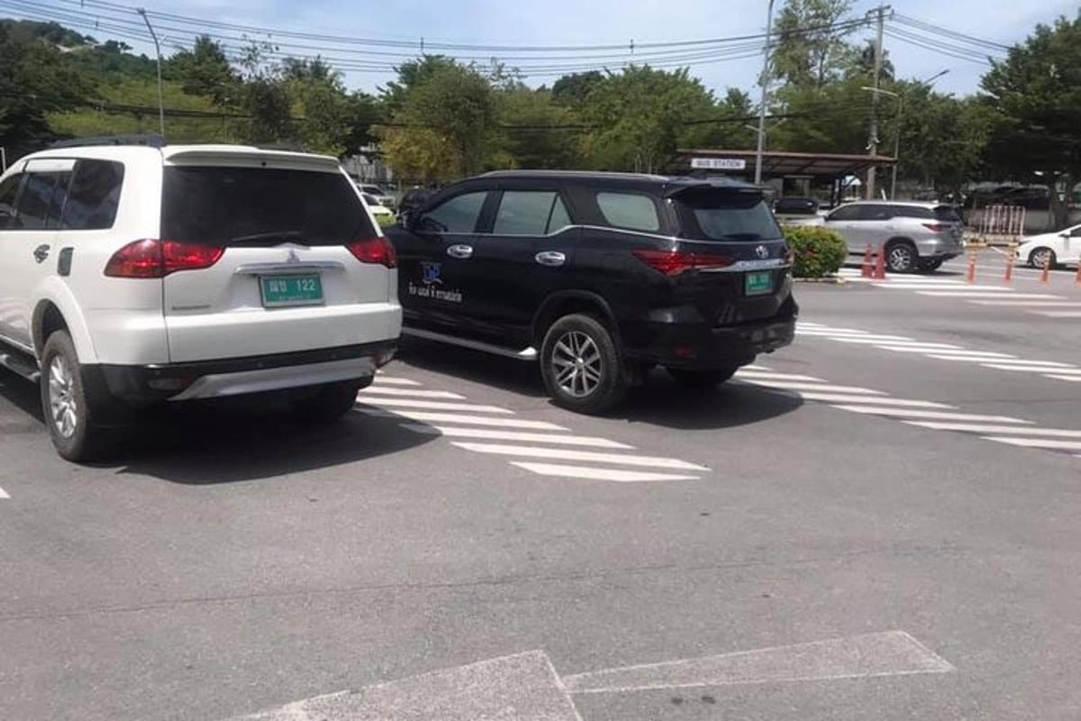 dua buah kereta diletakkan di tempat letak kereta