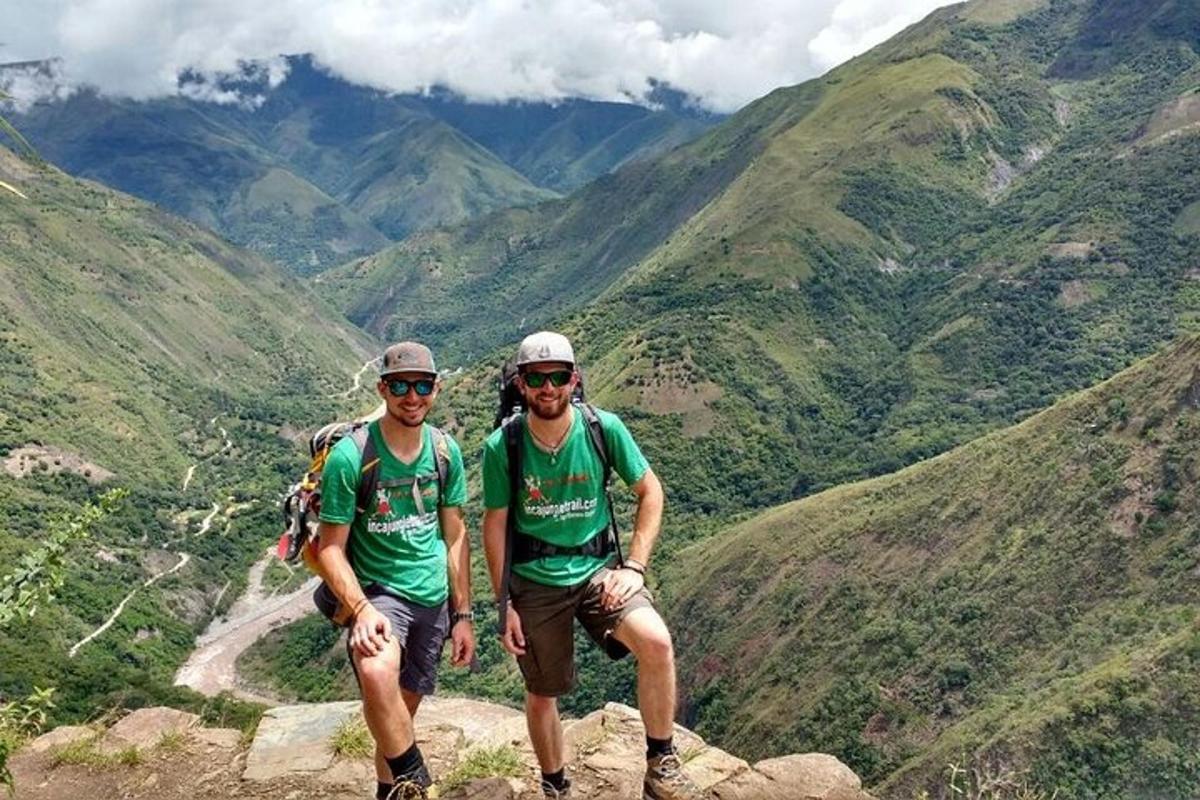 dua pria berdiri di puncak gunung