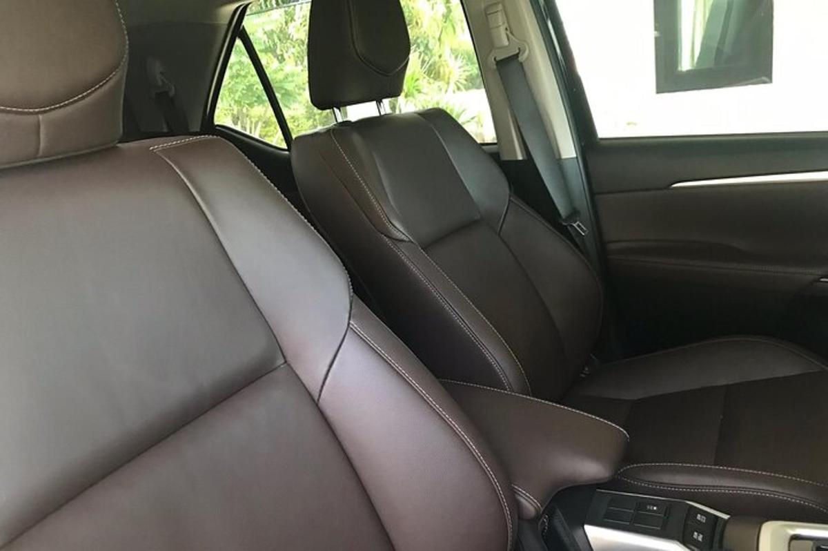 pemandangan tempat duduk belakang kereta