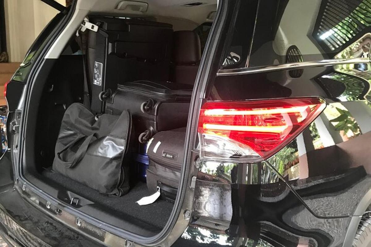 荷物でいっぱいの車の開いたトランク