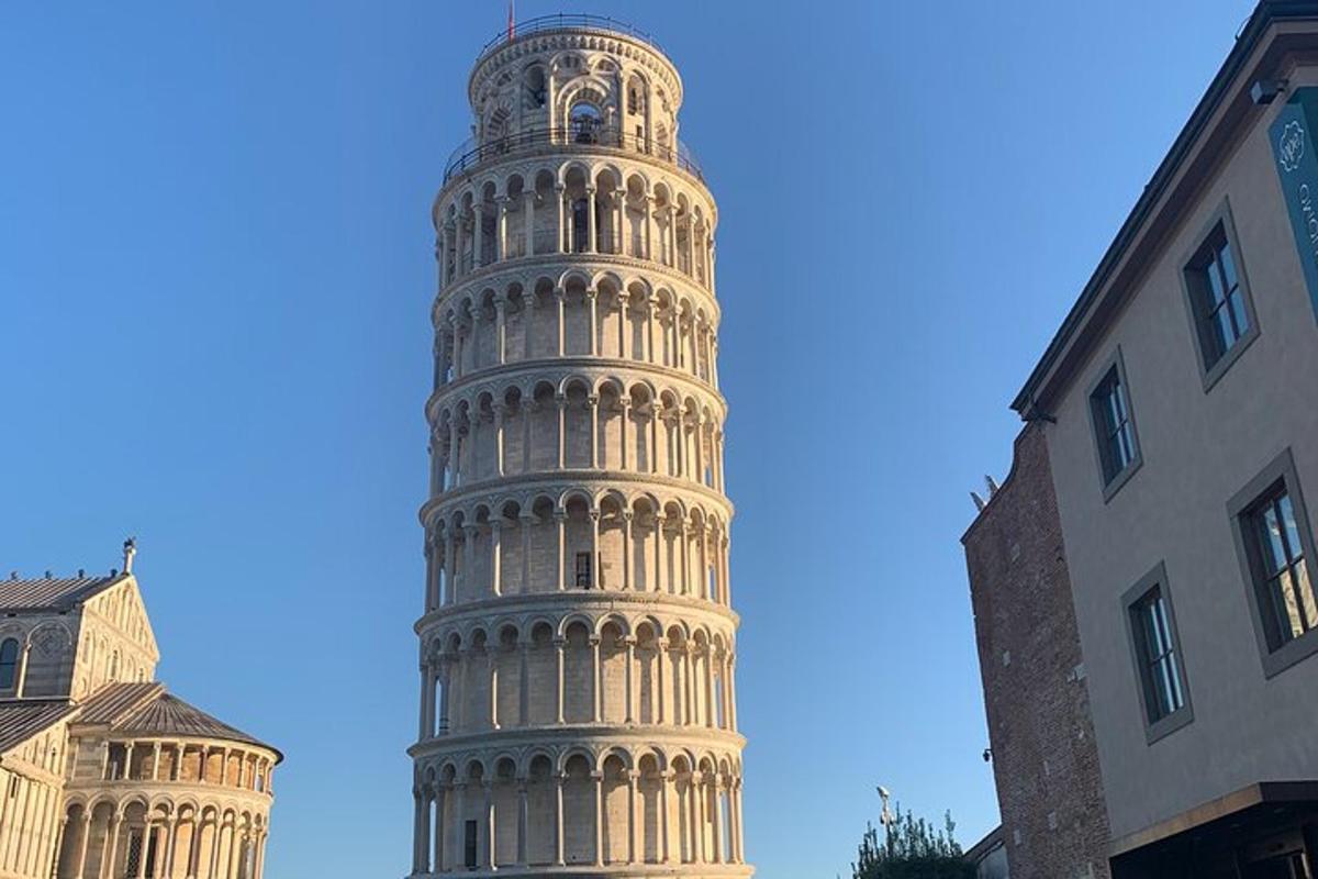 un edificio alto con la torre inclinada