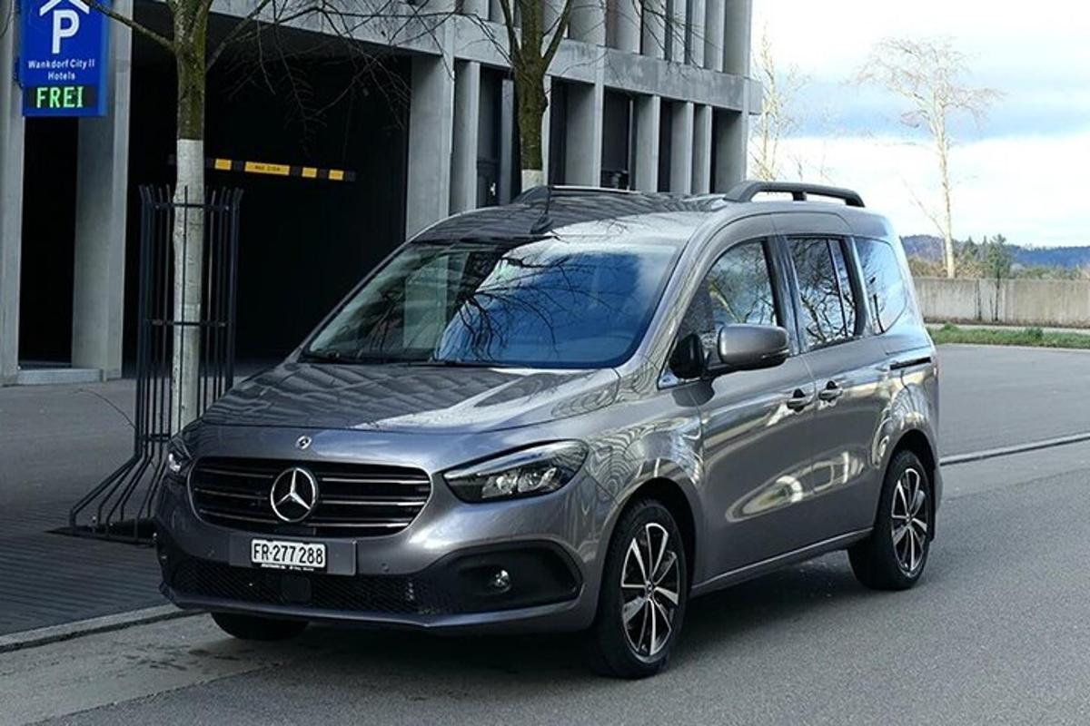 tänava äärde pargitud hõbedane auto