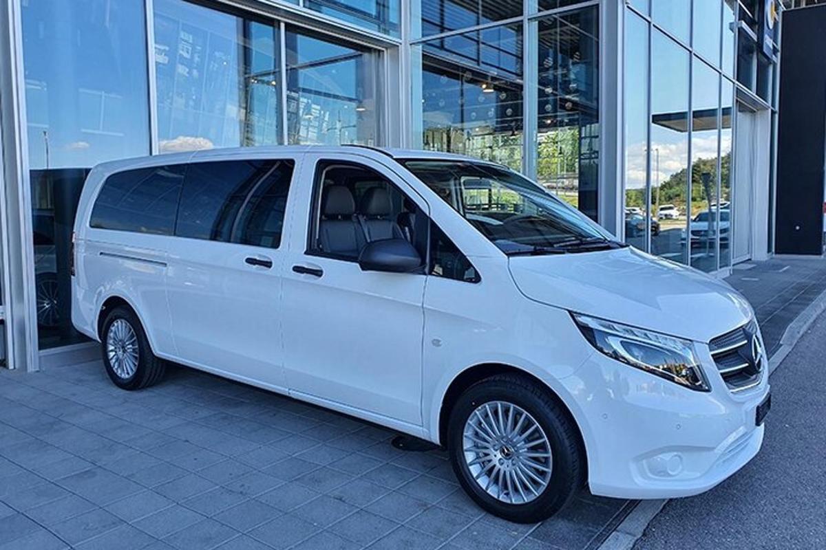 sebuah mobil van putih diparkir di depan sebuah gedung
