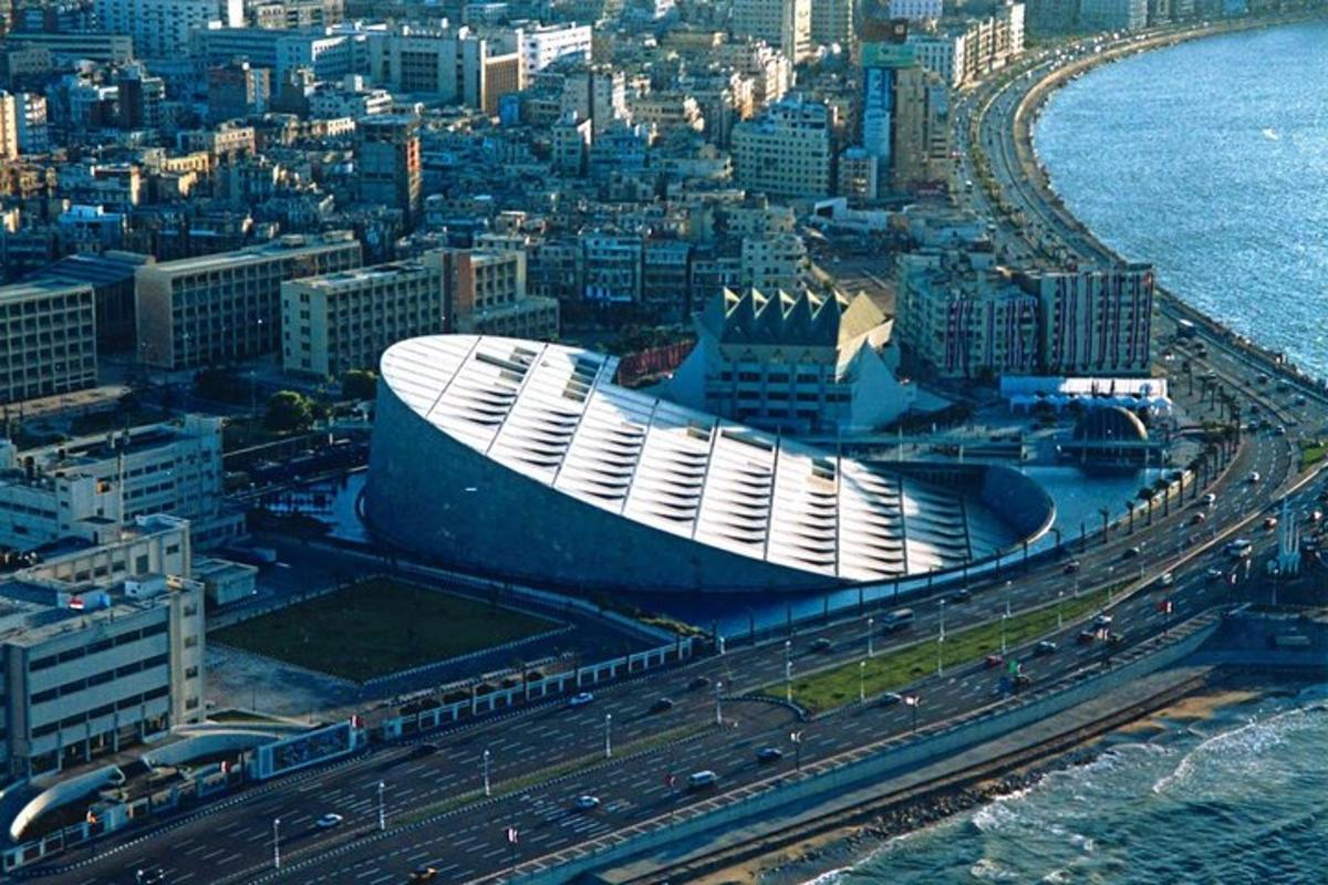 en utsikt over et fotballstadion i en by
