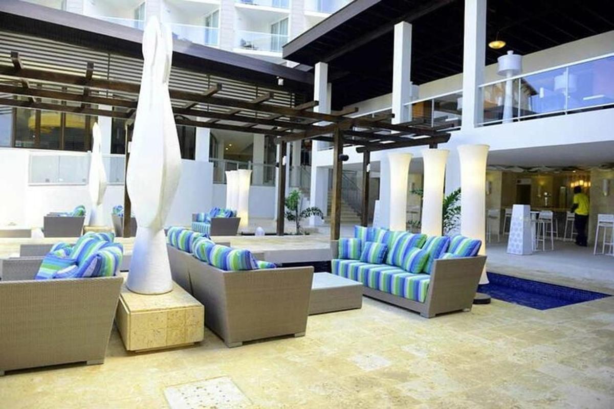 een lobby met banken en stoelen in een gebouw
