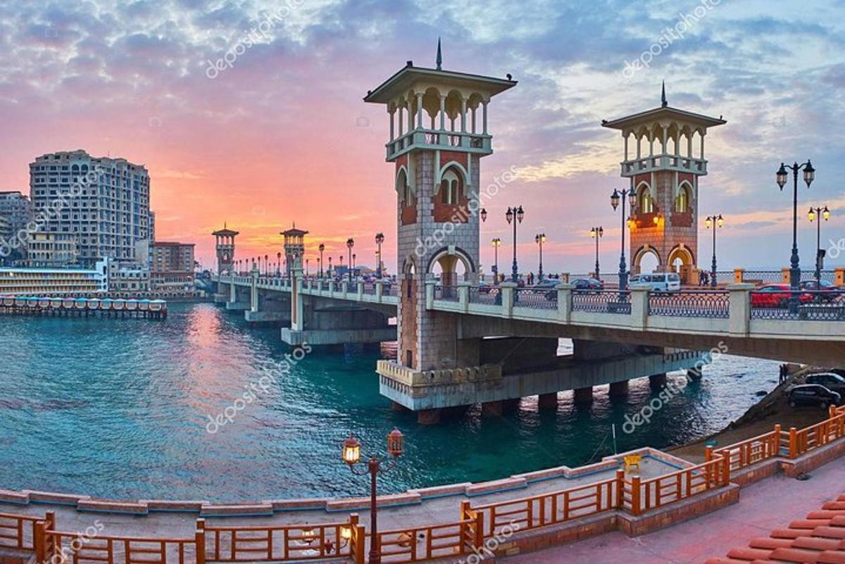 un ponte sull'acqua in una città al tramonto