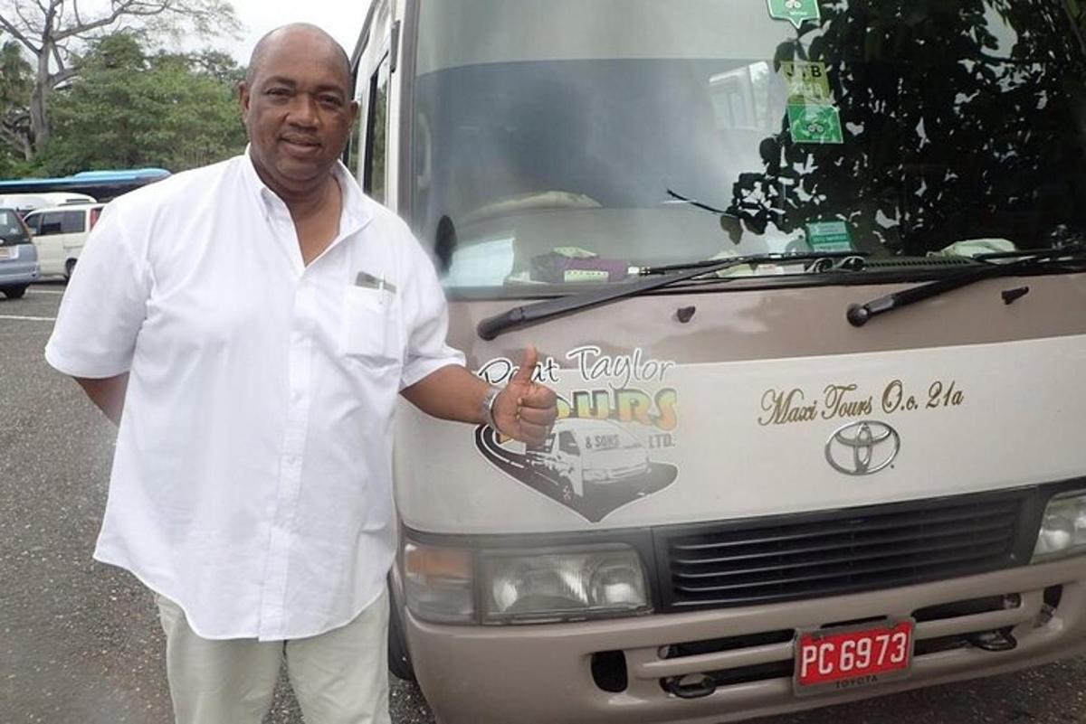 isang lalaking nakatayo sa harap ng isang food truck