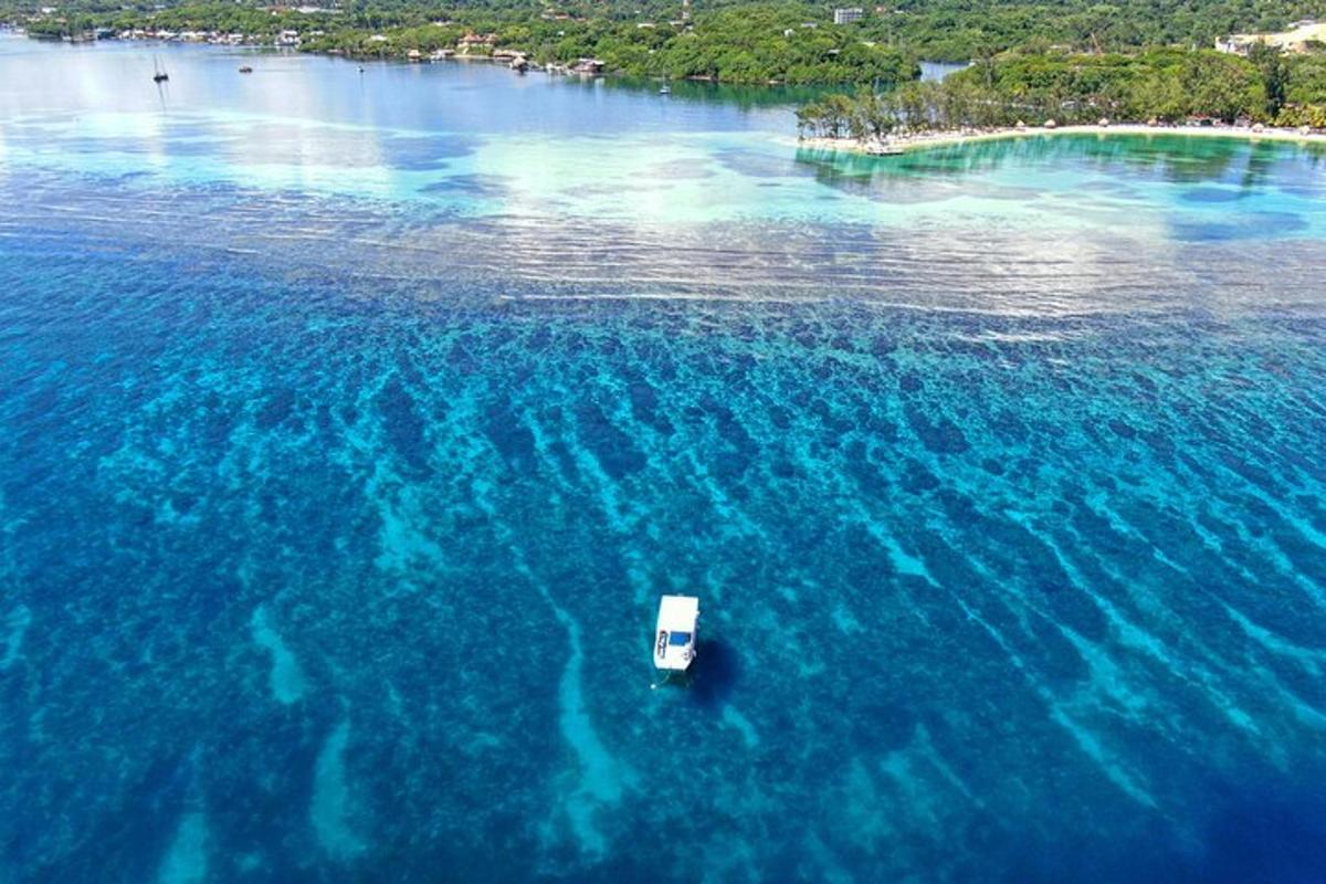 un barco en medio de una gran masa de agua