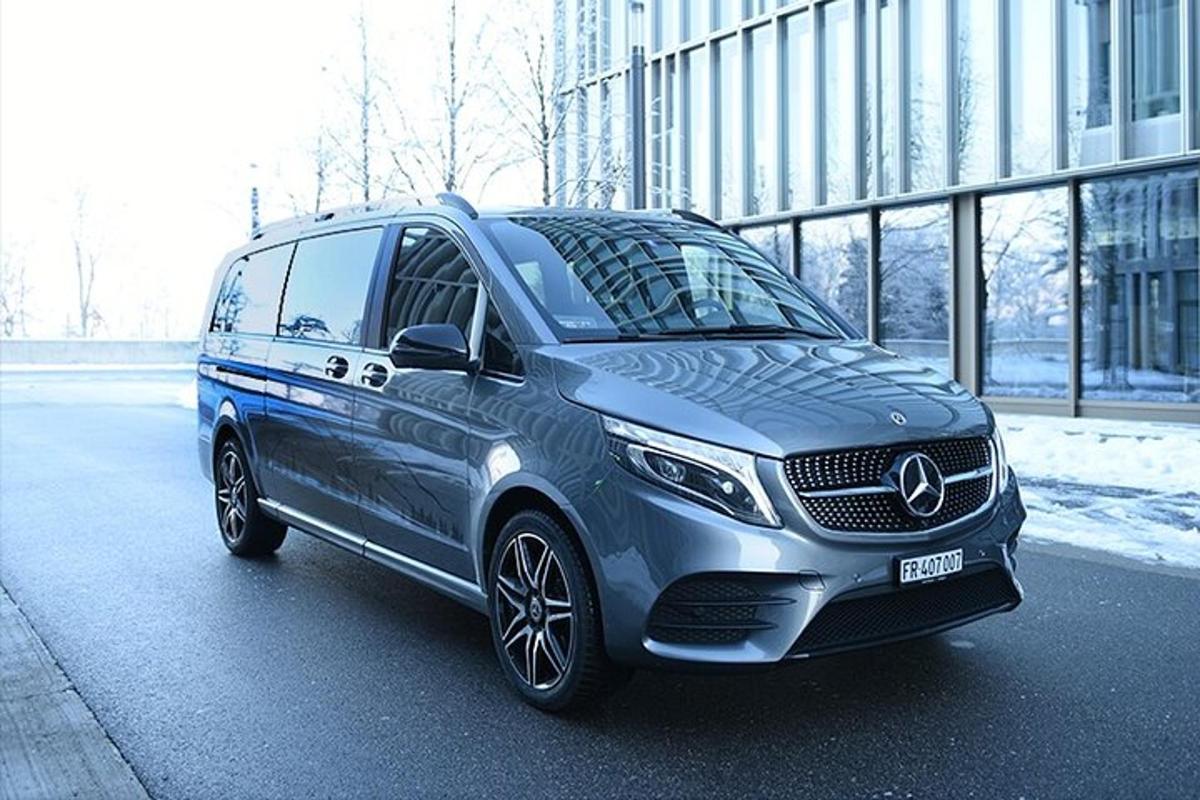 Modré SUV Mercedes Benz zaparkované na ulici
