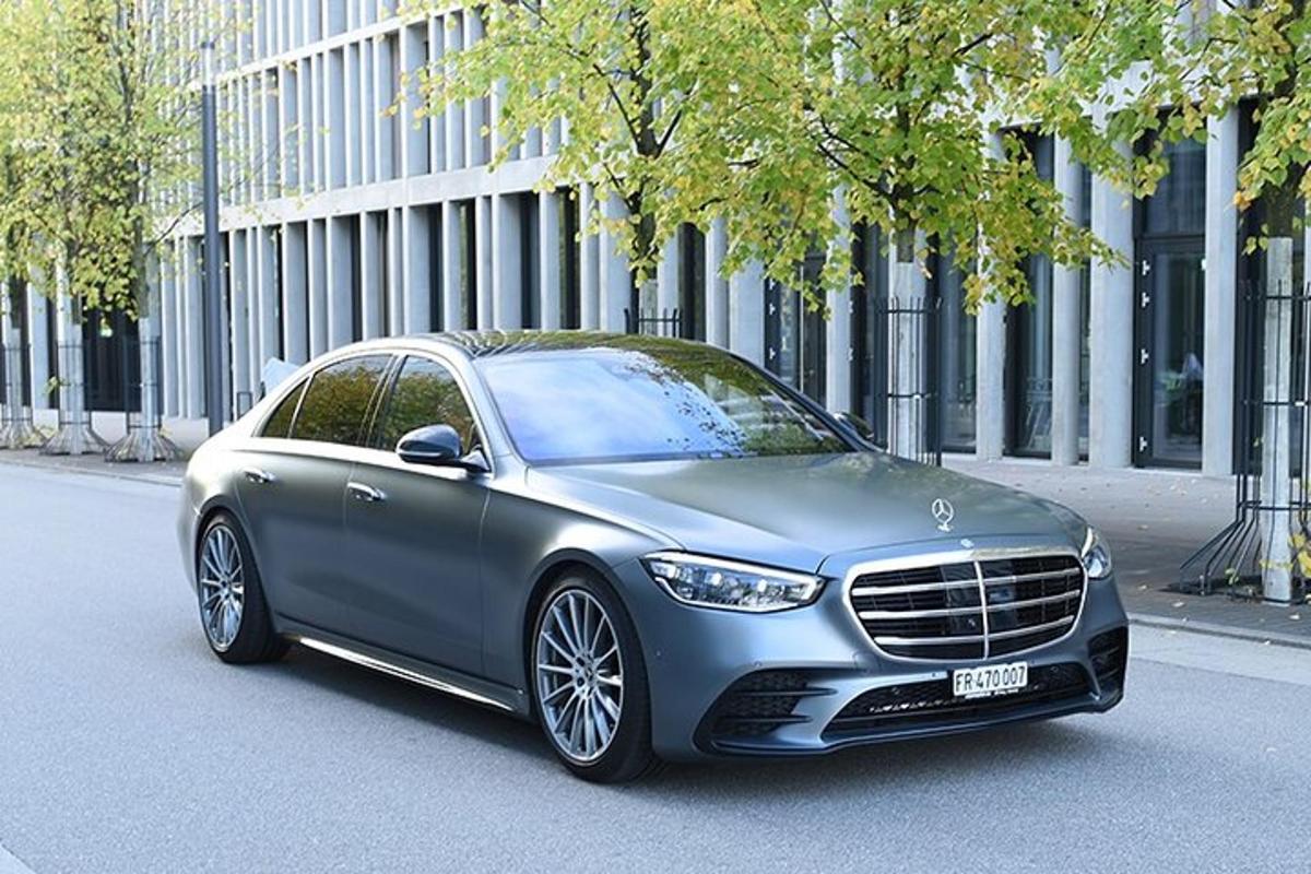 stříbrné auto zaparkované na městské ulici