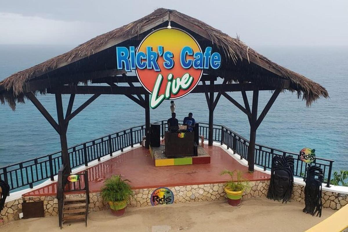 restaurace s nápisem Ricks Cafe Live