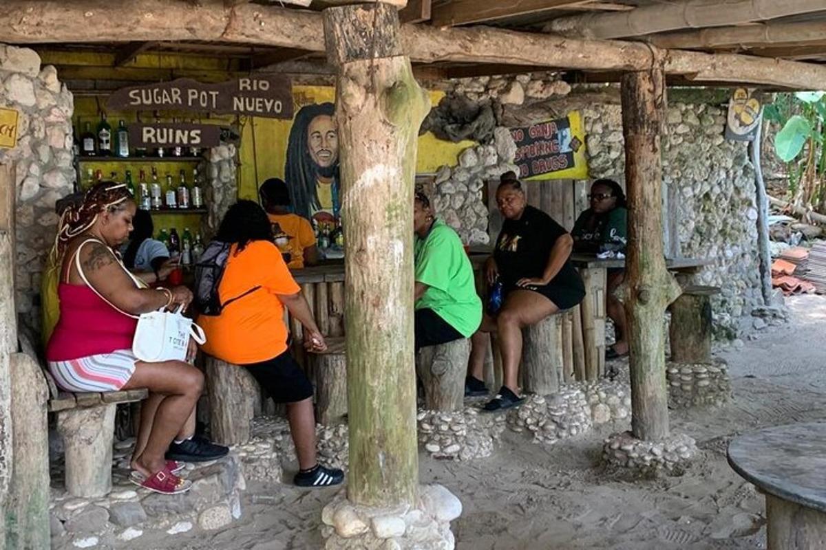 isang grupo ng mga tao na nakaupo sa mga bangko sa isang bar
