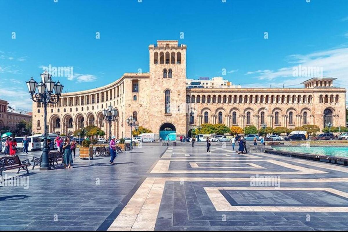 un grande edificio con una torre dell'orologio in una piazza