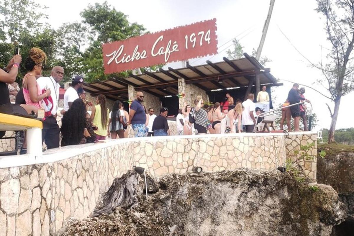 dav lidí stojících před restaurací