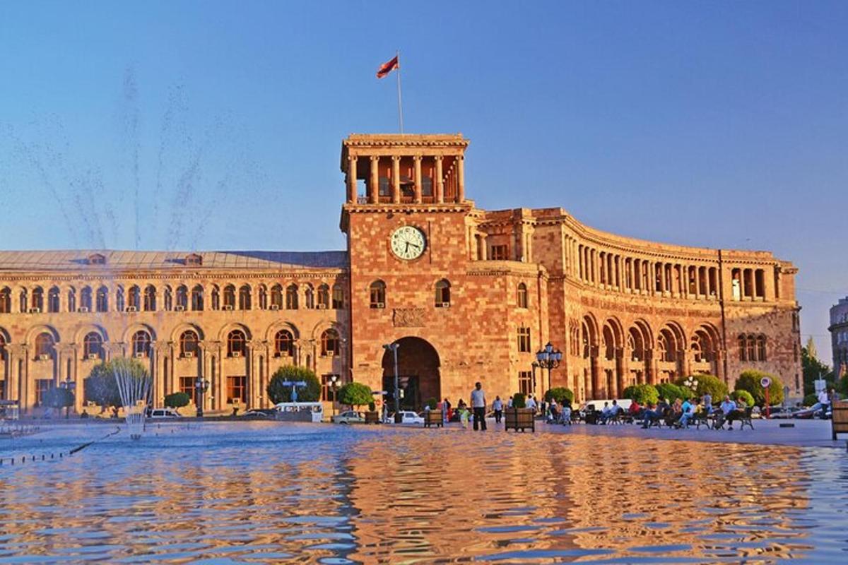 un grande edificio con una torre dell'orologio di fronte