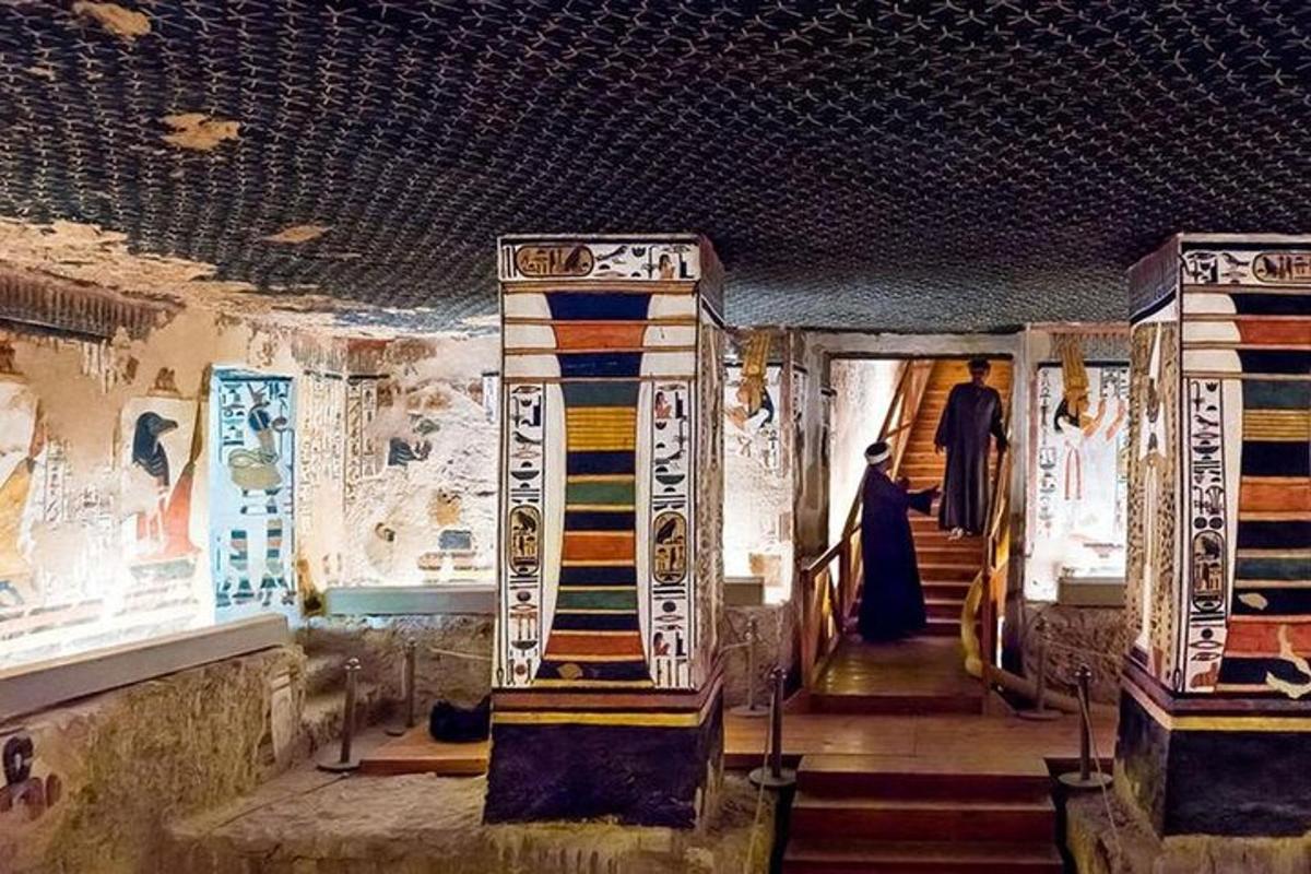 egy személy sétál egy múzeum folyosóján
