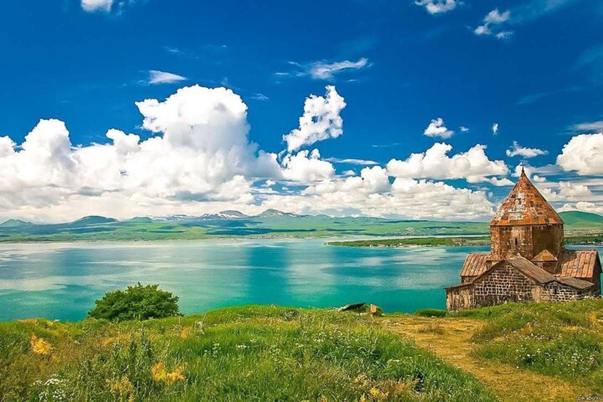 una chiesa su una collina accanto a uno specchio d'acqua