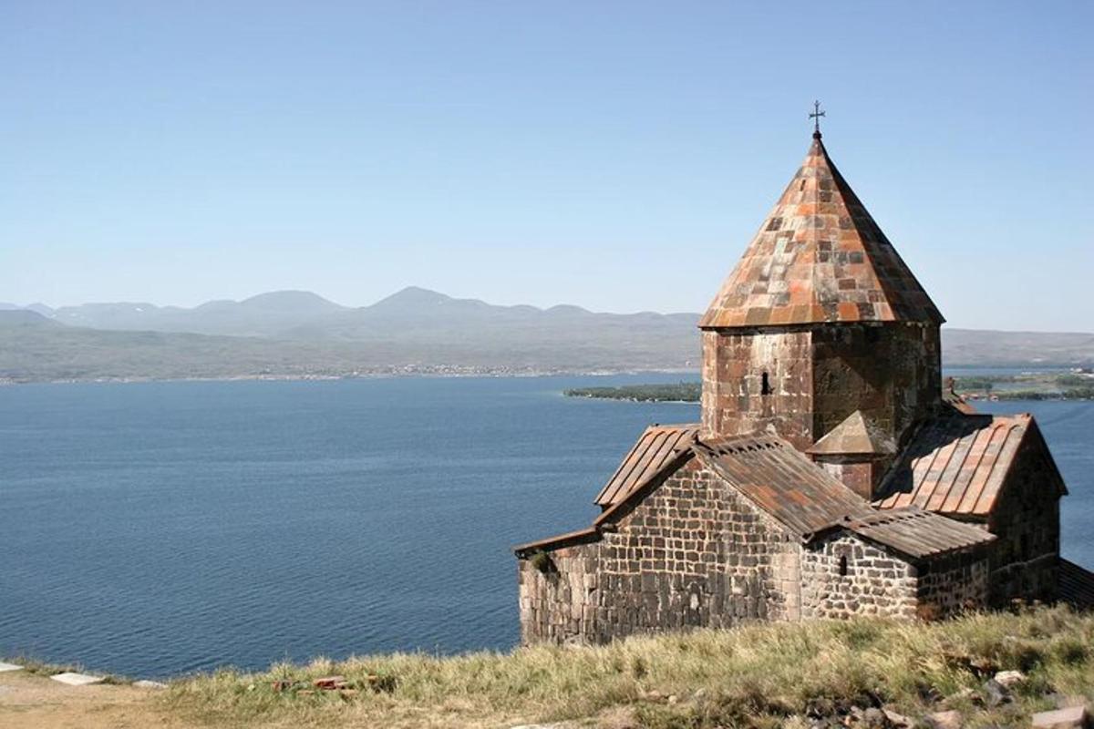 una vecchia chiesa sul lato di uno specchio d'acqua