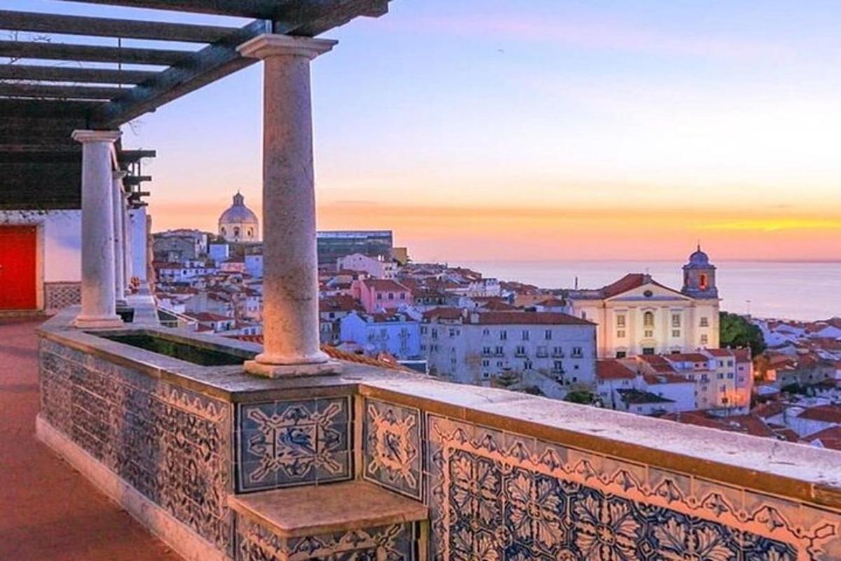 una vista di una città al tramonto da un balcone