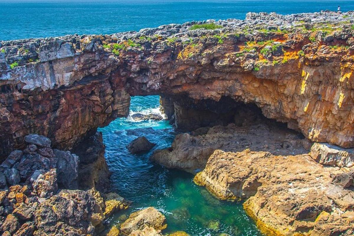 un arco in una scogliera rocciosa vicino all'oceano