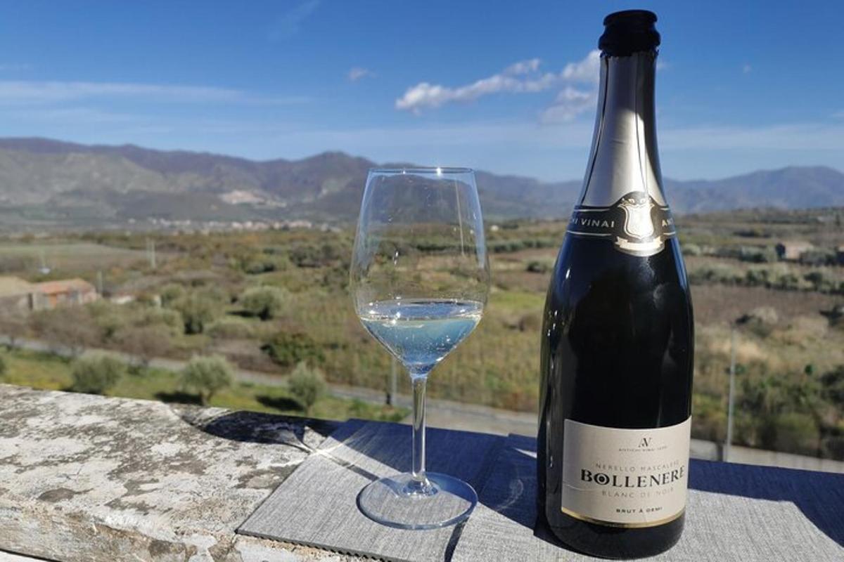 Una botella de vino y una copa en una mesa