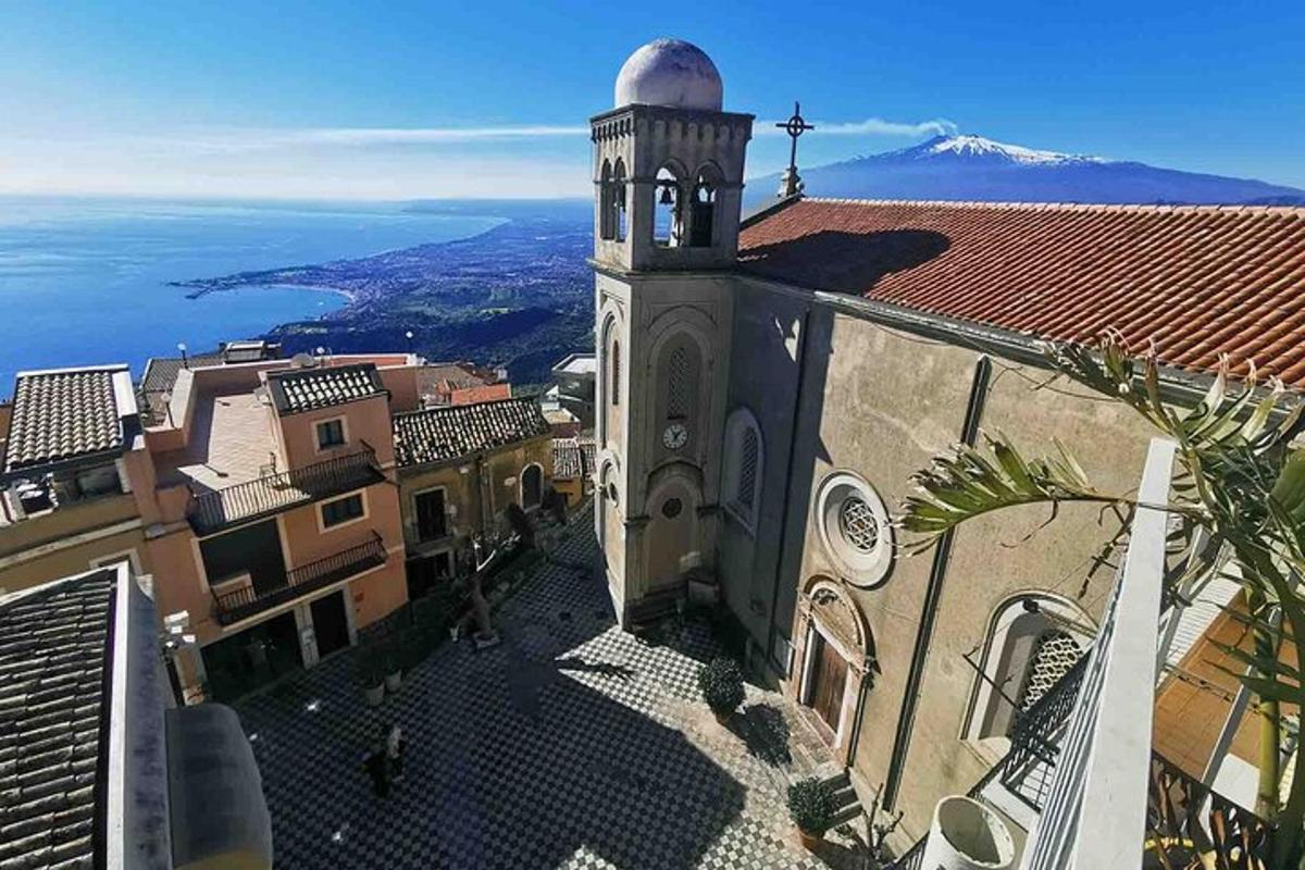 Una vista aérea de un edificio con una torre de reloj.