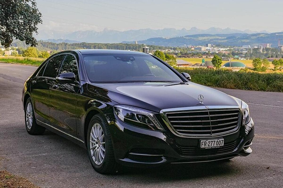 černé luxusní auto zaparkované na silnici