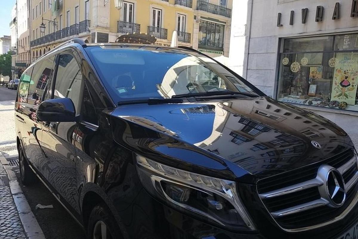 černé auto zaparkované na kraji ulice