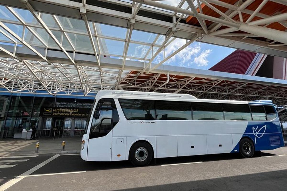 bílý autobus zaparkovaný před budovou