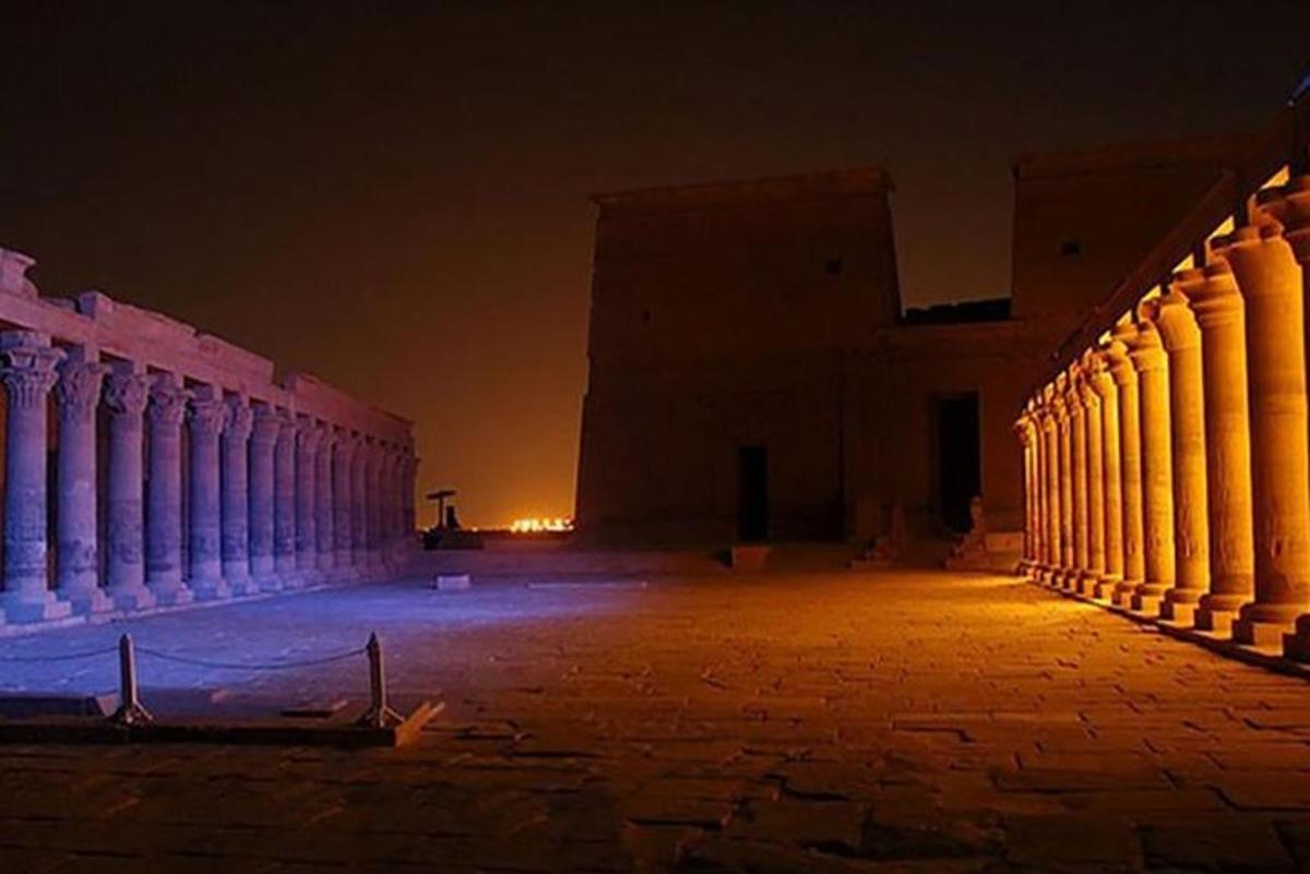 صف من الأعمدة في مبنى في الليل