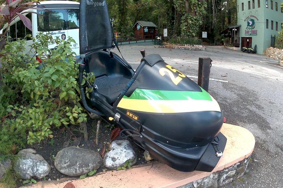 motocykl zaparkovaný na kraji silnice
