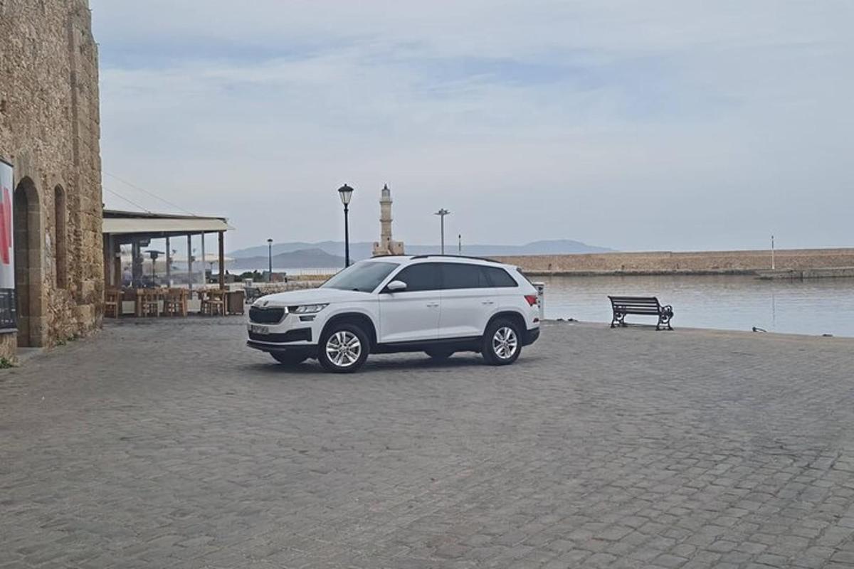 baltas automobilis, pastatytas prie vandens telkinio