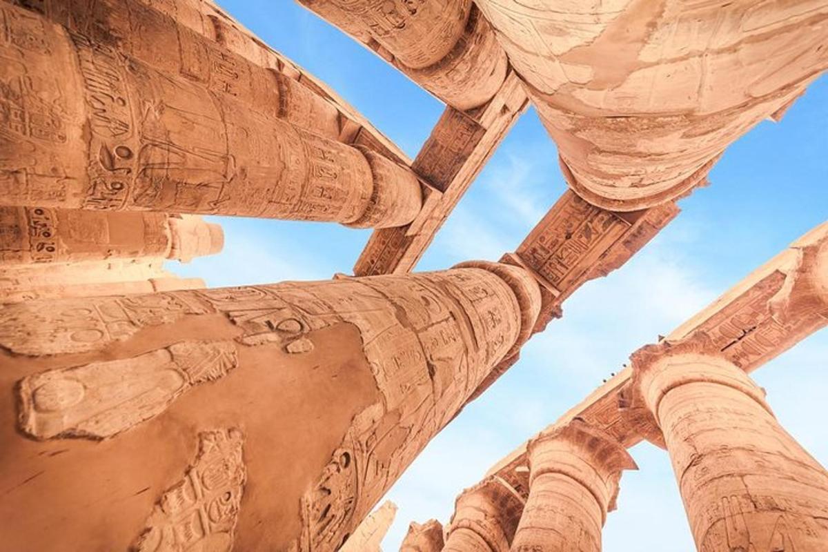 una vista delle colonne di un edificio