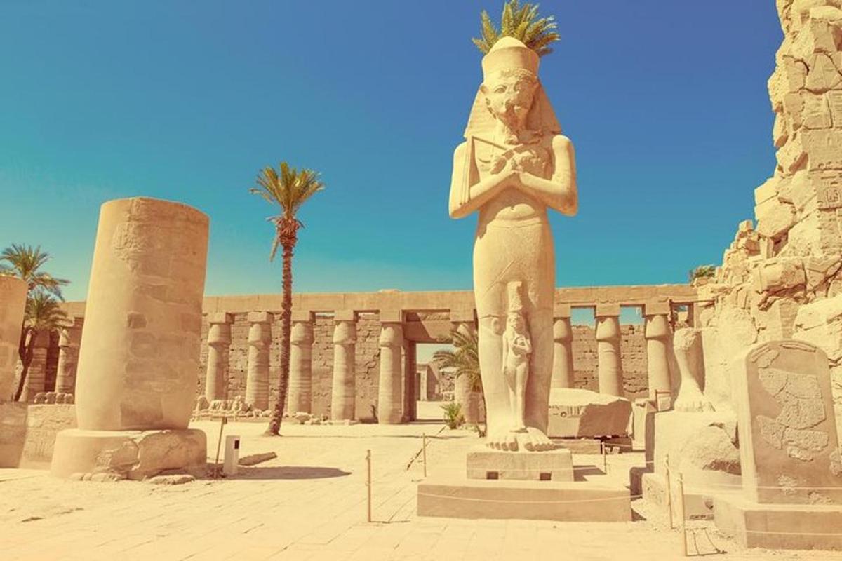 una statua di Aaraoh in piedi davanti a un edificio