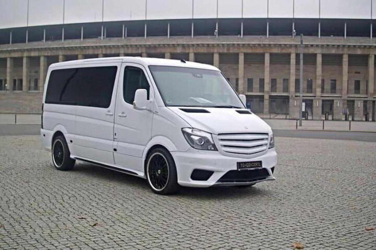 une camionnette blanche garée devant un immeuble