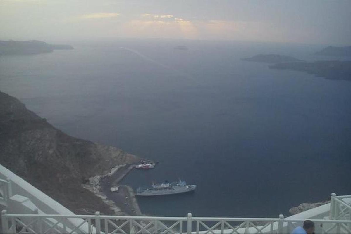 Un gran barco en el agua junto a un puente.